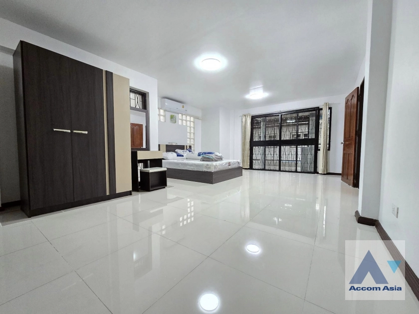  3 Bedrooms  Townhouse For Rent in Sukhumvit, Bangkok  near BTS Udomsuk (AA42104)