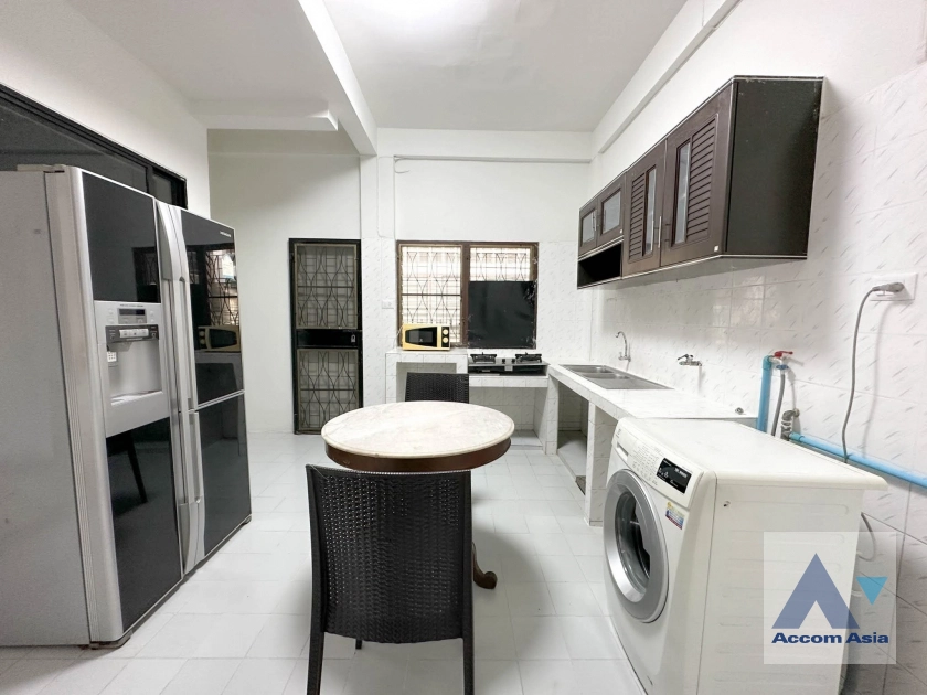  3 Bedrooms  Townhouse For Rent in Sukhumvit, Bangkok  near BTS Udomsuk (AA42104)