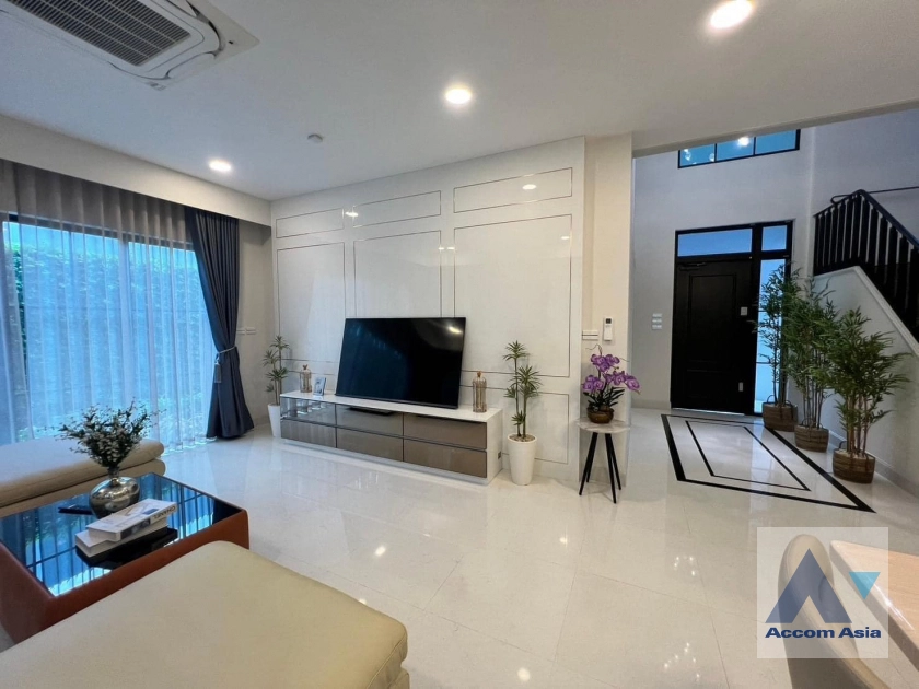  4 Bedrooms  House For Rent in Latkrabang, Bangkok  near ARL Ban Thap Chang (AA42109)