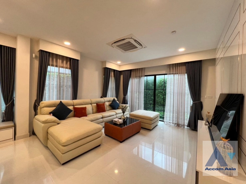  4 Bedrooms  House For Rent in Latkrabang, Bangkok  near ARL Ban Thap Chang (AA42109)