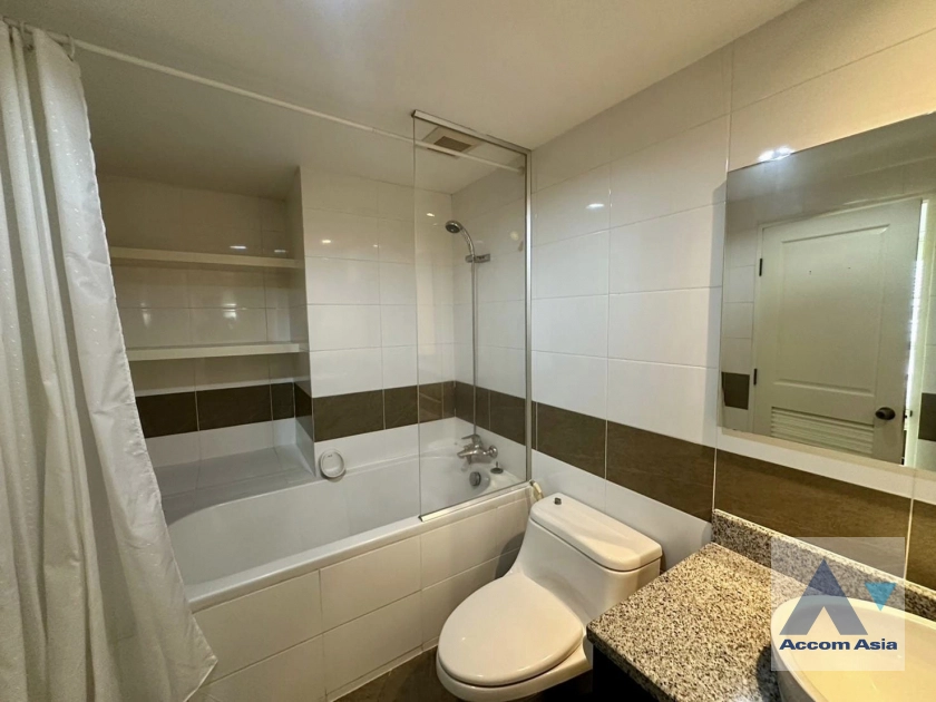  1 Bedroom  Condominium For Sale in Sukhumvit, Bangkok  near BTS Phrom Phong (AA42110)