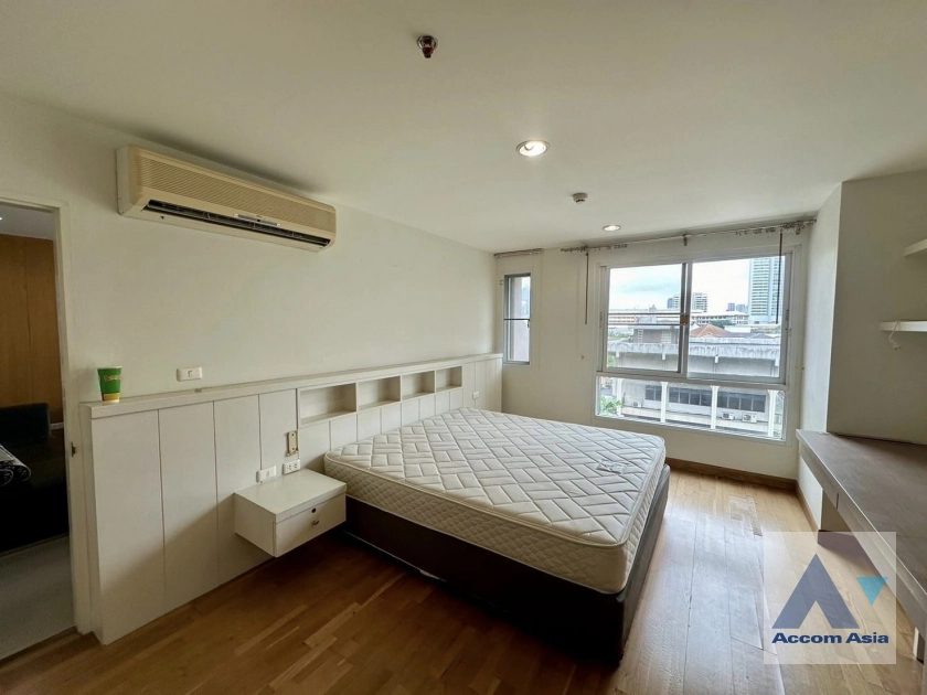  1 Bedroom  Condominium For Sale in Sukhumvit, Bangkok  near BTS Phrom Phong (AA42110)