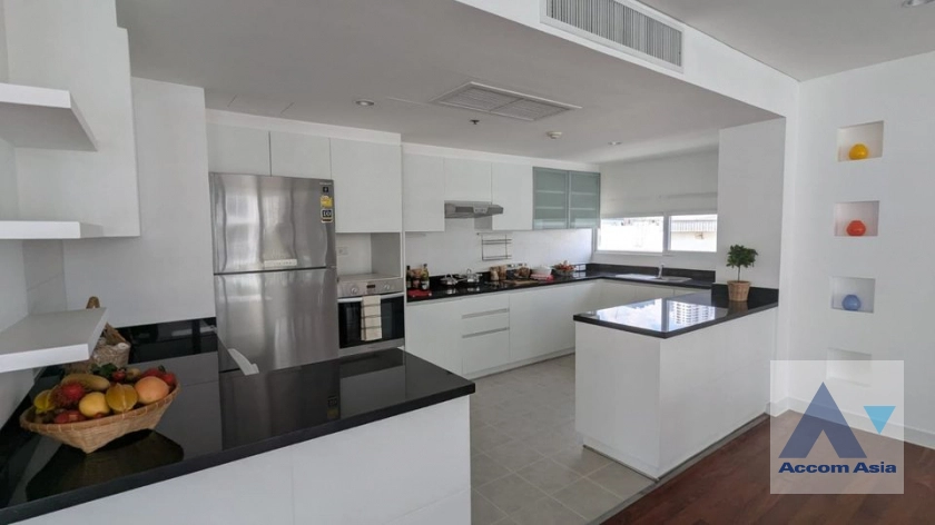  3 Bedrooms  Apartment For Rent in Sukhumvit, Bangkok  near BTS Ekkamai (AA42140)