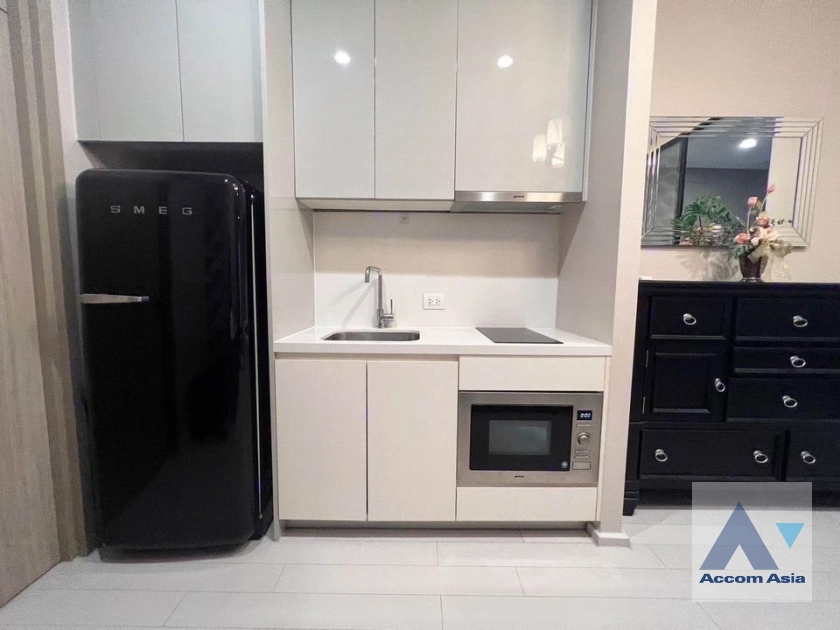  1 Bedroom  Condominium For Sale in Ploenchit, Bangkok  near BTS Ploenchit (AA42154)