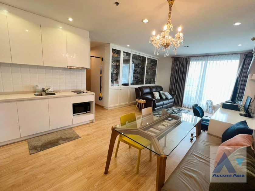  2 Bedrooms  Condominium For Sale in Sukhumvit, Bangkok  near BTS Ekkamai (AA42157)