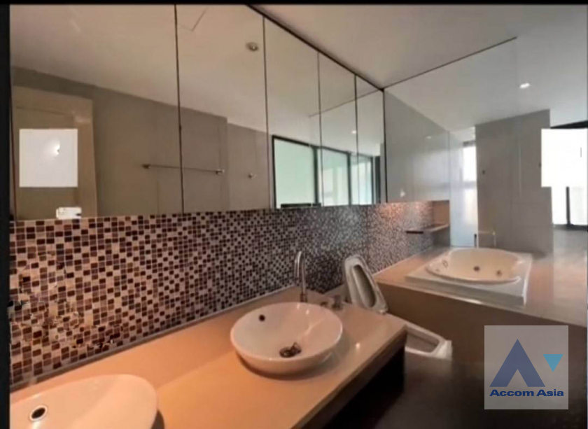  3 Bedrooms  Townhouse For Rent & Sale in Sukhumvit, Bangkok  near BTS Thong Lo (AA42167)