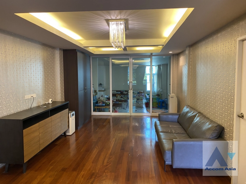  1 Bedroom  Townhouse For Sale in Sathorn, Bangkok  (AA42178)