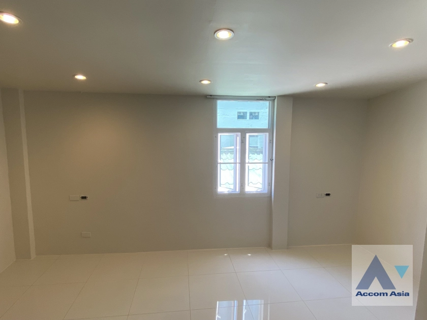  1 Bedroom  Townhouse For Sale in Sathorn, Bangkok  (AA42178)