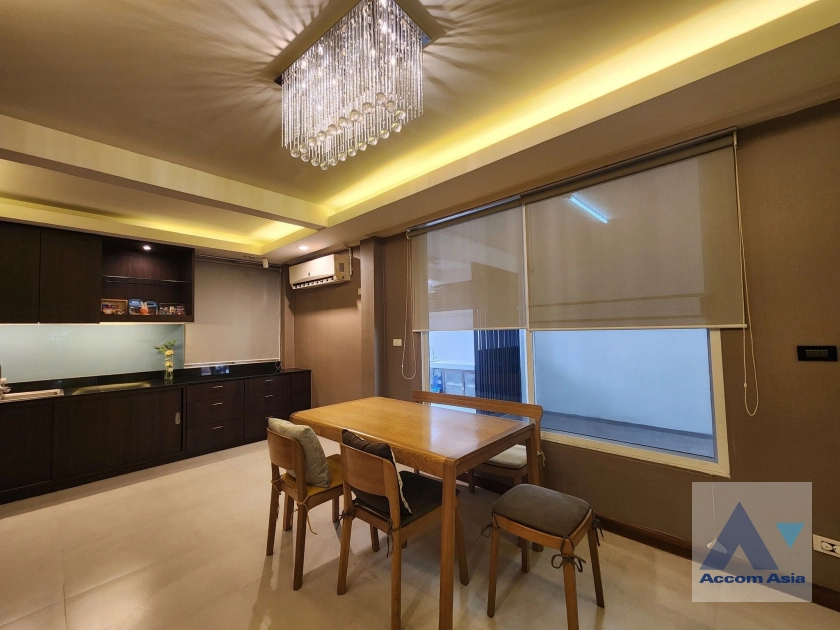  1 Bedroom  Townhouse For Sale in Sathorn, Bangkok  (AA42178)