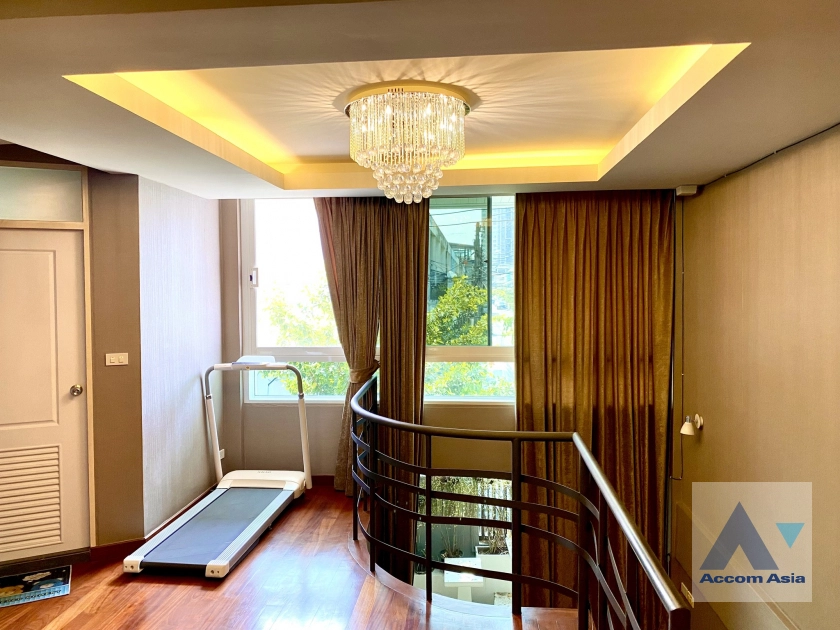 8  1 br Townhouse For Sale in Sathorn ,Bangkok  AA42178