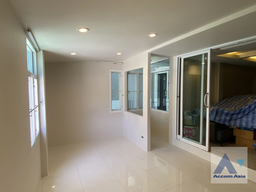  1 Bedroom  Townhouse For Sale in Sathorn, Bangkok  (AA42178)