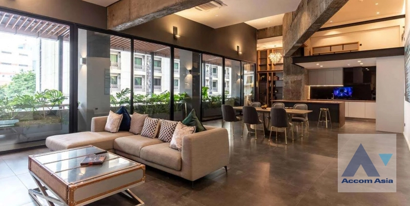 Experience urban vitality and exclusive living in this exceptional with loft-style.