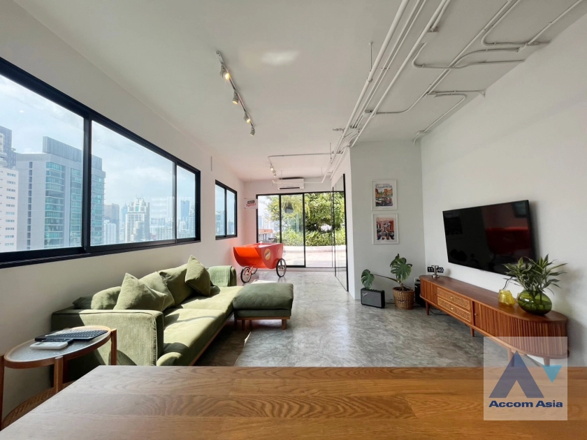 Huge Terrace |  2 Bedrooms  Condominium For Sale in Sukhumvit, Bangkok  near MRT Phetchaburi (AA42217)