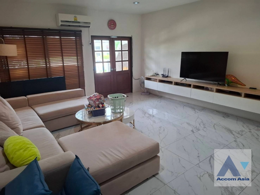  4 Bedrooms  Townhouse For Sale in Sukhumvit, Bangkok  near BTS Phra khanong (AA42222)