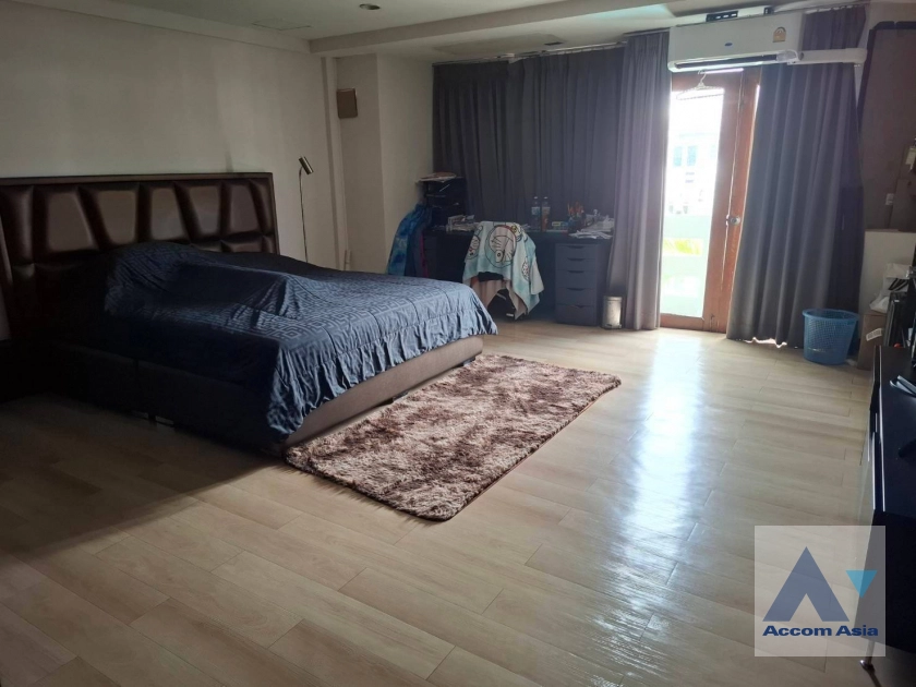  4 Bedrooms  Townhouse For Sale in Sukhumvit, Bangkok  near BTS Phra khanong (AA42222)