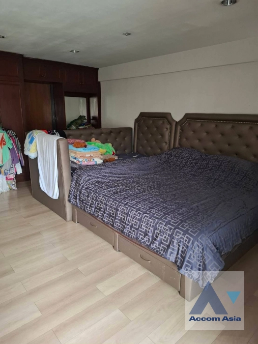  4 Bedrooms  Townhouse For Sale in Sukhumvit, Bangkok  near BTS Phra khanong (AA42222)