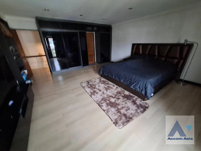  4 Bedrooms  Townhouse For Sale in Sukhumvit, Bangkok  near BTS Phra khanong (AA42222)