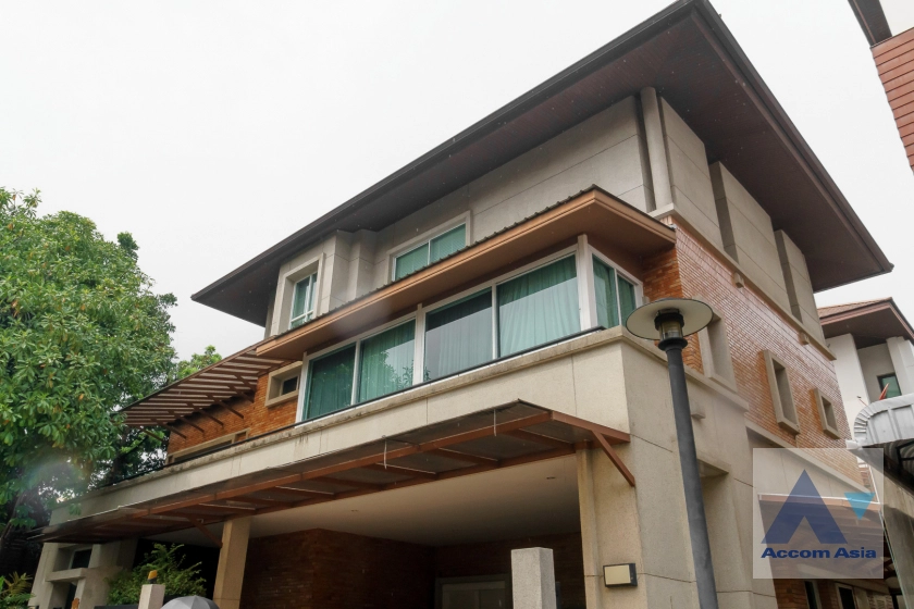  3 Bedrooms  House For Rent in Ramkhamhaeng, Bangkok  near MRT Si Kritha (AA42276)