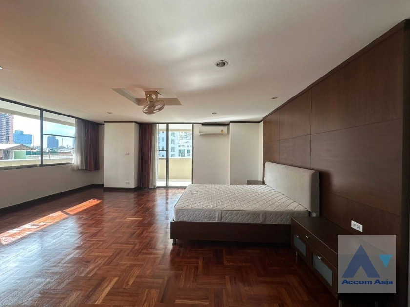  3 Bedrooms  Apartment For Rent in Sukhumvit, Bangkok  near BTS Phrom Phong (AA42286)