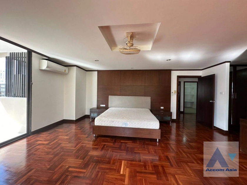  3 Bedrooms  Apartment For Rent in Sukhumvit, Bangkok  near BTS Phrom Phong (AA42286)