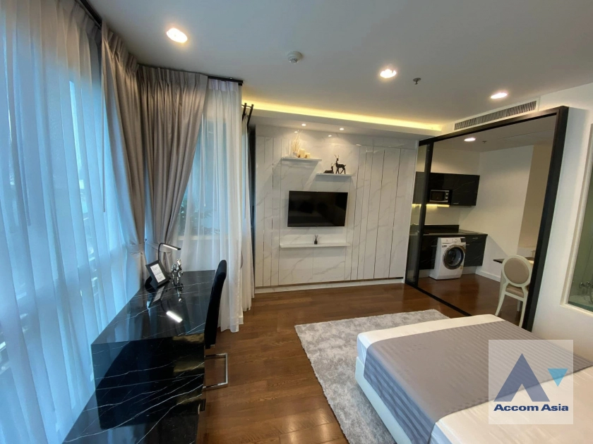 Fully Furnished |  1 Bedroom  Condominium For Rent in Ploenchit, Bangkok  near BTS Chitlom (AA42297)