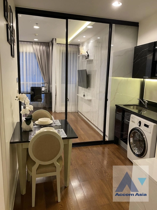 Fully Furnished |  1 Bedroom  Condominium For Rent in Ploenchit, Bangkok  near BTS Chitlom (AA42297)