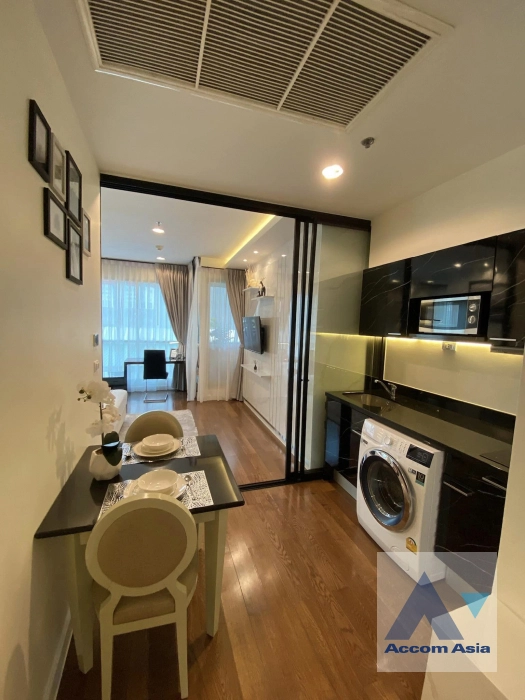 Fully Furnished |  1 Bedroom  Condominium For Rent in Ploenchit, Bangkok  near BTS Chitlom (AA42297)