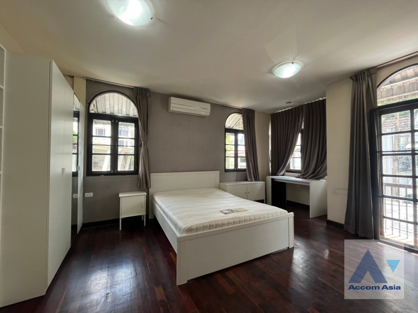 Pet friendly |  3 Bedrooms  House For Rent in Sukhumvit, Bangkok  near BTS Phrom Phong (AA42302)