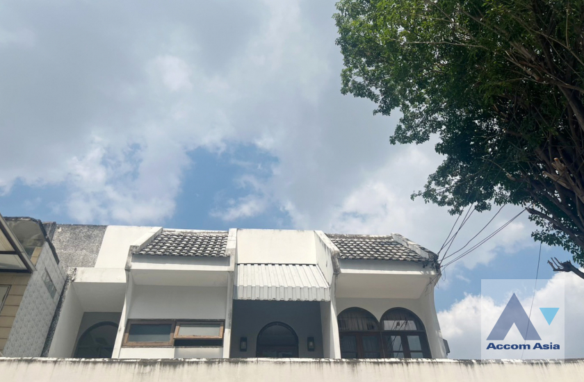 Pet friendly |  3 Bedrooms  House For Rent in Sukhumvit, Bangkok  near BTS Phrom Phong (AA42302)