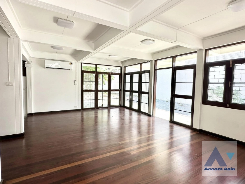  4 Bedrooms  House For Rent in Sukhumvit, Bangkok  near BTS Bang Chak (AA42304)