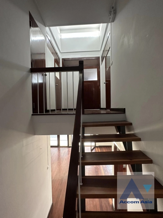  4 Bedrooms  House For Rent in Sukhumvit, Bangkok  near BTS Bang Chak (AA42304)