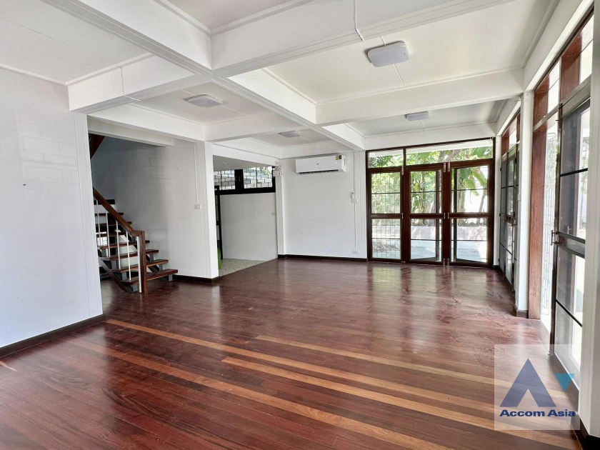  4 Bedrooms  House For Rent in Sukhumvit, Bangkok  near BTS Bang Chak (AA42304)