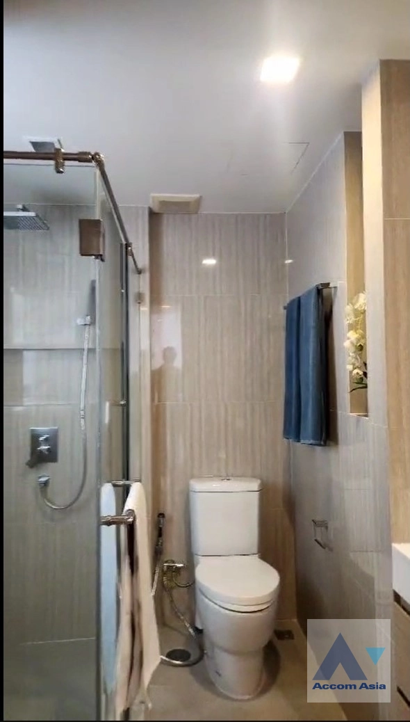  1 Bedroom  Condominium For Sale in Sukhumvit, Bangkok  near BTS Phrom Phong (AA42328)