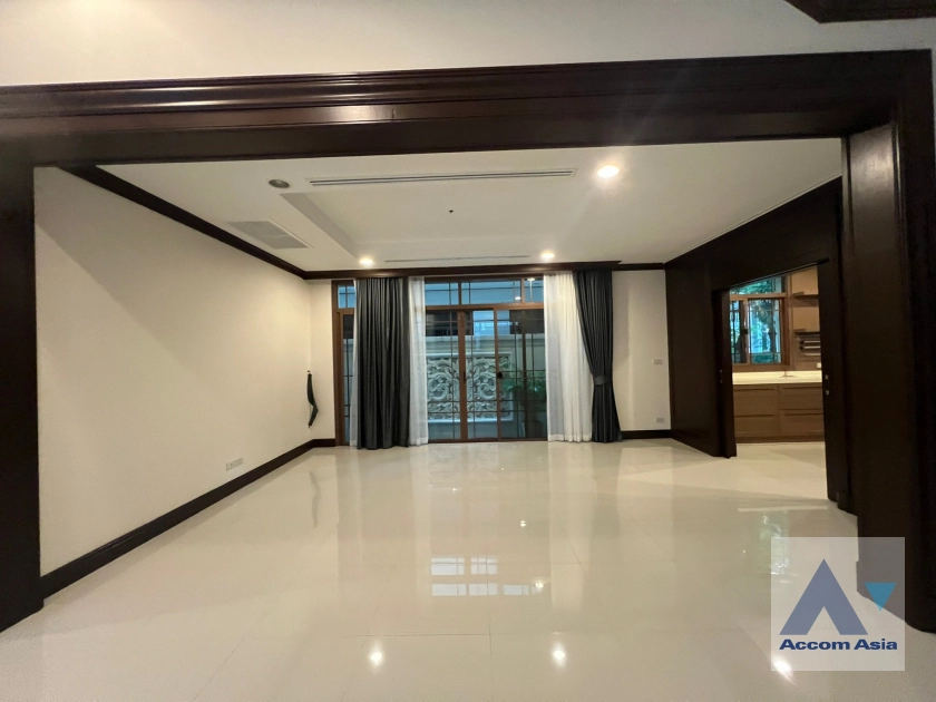  4 Bedrooms  House For Rent in Sathorn, Bangkok  near BRT Thanon Chan - BTS Saint Louis (AA42343)