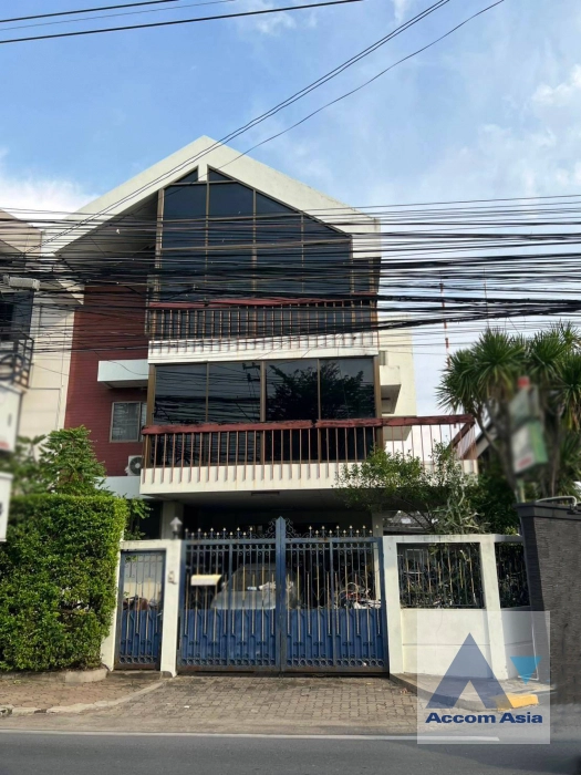  6 Bedrooms  House For Sale in Pattanakarn, Bangkok  near BTS On Nut (AA42345)