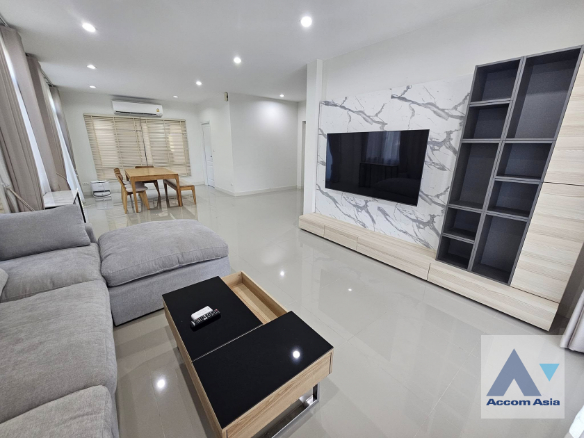 Pet friendly |  4 Bedrooms  House For Rent in Pattanakarn, Bangkok  near ARL Ban Thap Chang (AA42350)