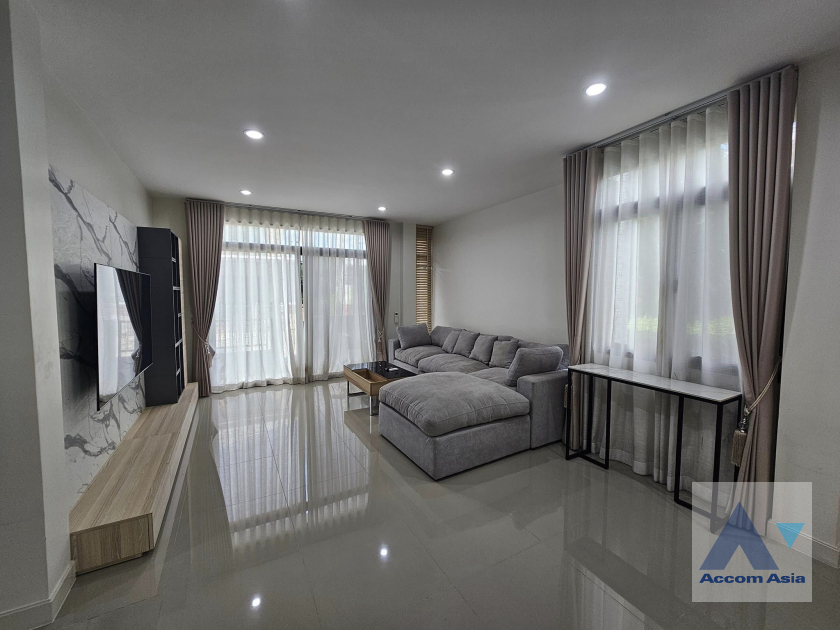 Pet friendly |  4 Bedrooms  House For Rent in Pattanakarn, Bangkok  near ARL Ban Thap Chang (AA42350)