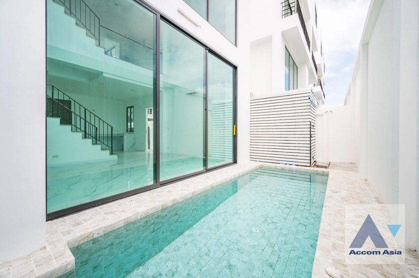 Private Swimming Pool | Phumi Sukhumvit 77 House  4 Bedroom for Sale   in Pattanakarn Bangkok