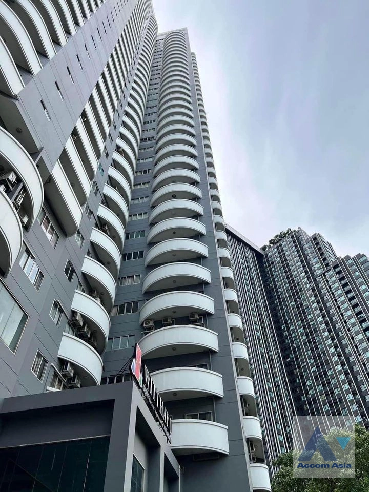 Fully Furnished |  2 Bedrooms  Condominium For Rent in Ploenchit, Bangkok  near BTS Ploenchit (AA42372)