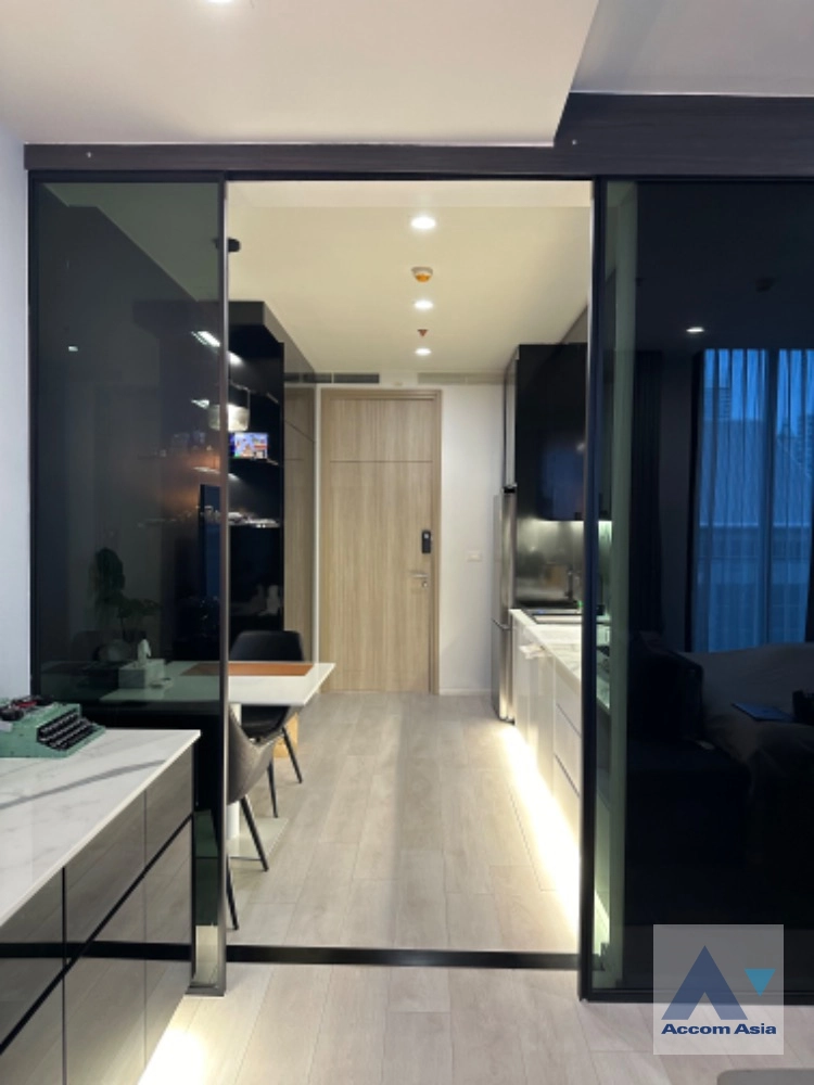  1 Bedroom  Condominium For Sale in Ploenchit, Bangkok  near BTS Ploenchit (AA42378)