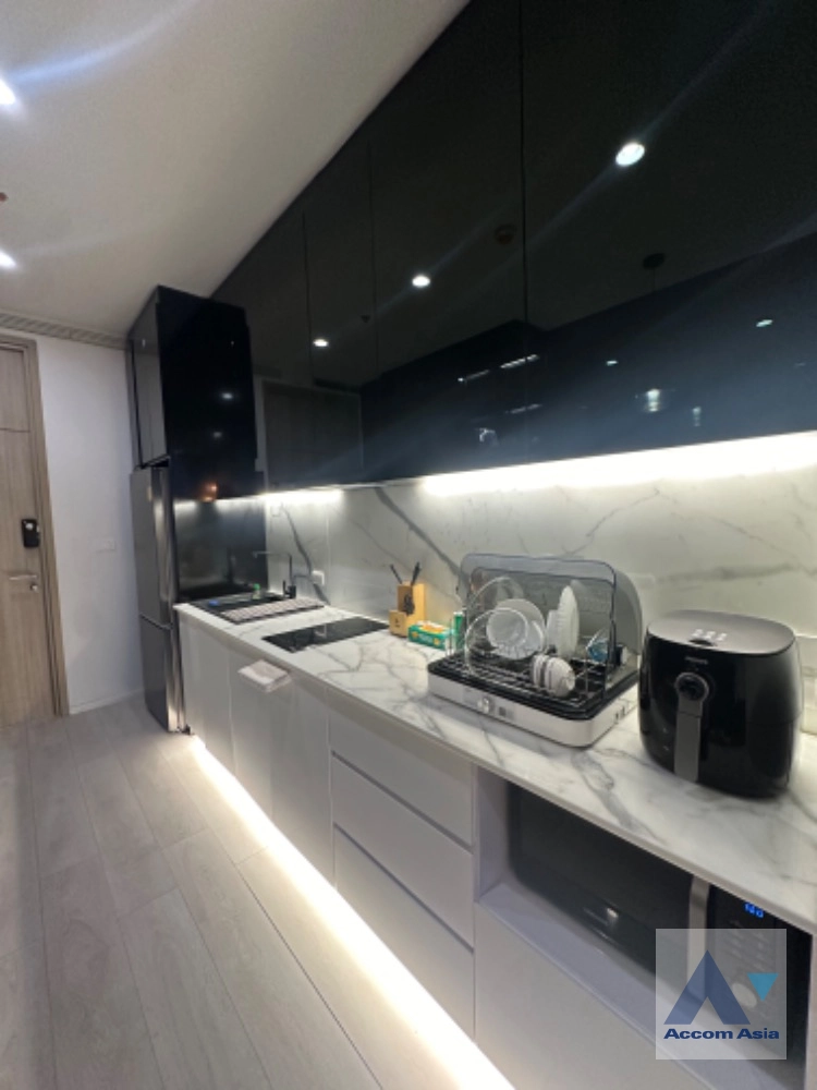  1 Bedroom  Condominium For Sale in Ploenchit, Bangkok  near BTS Ploenchit (AA42378)