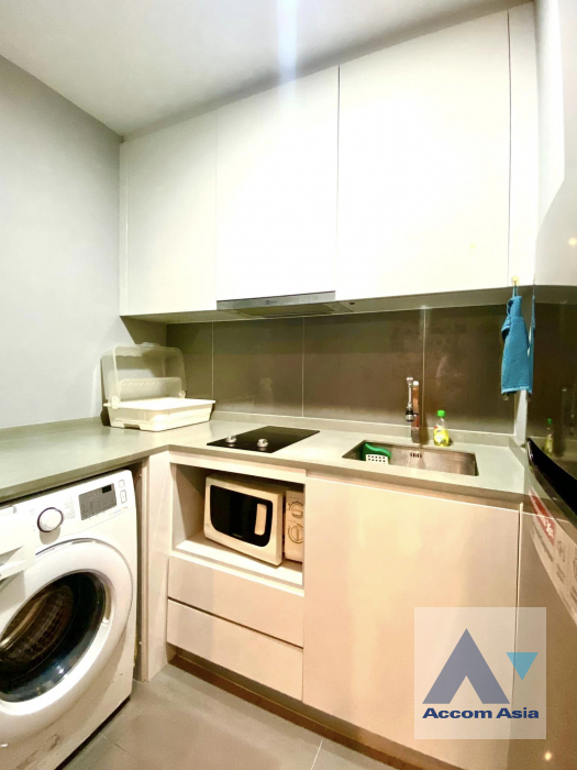  1 Bedroom  Condominium For Sale in Sukhumvit, Bangkok  near BTS Ekkamai (AA42401)