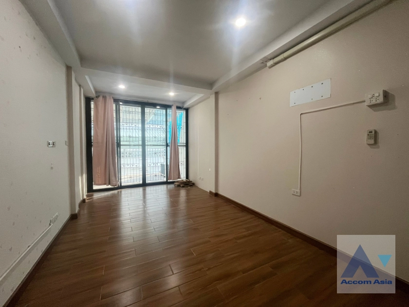  4 Bedrooms  Townhouse For Sale in Sukhumvit, Bangkok  near BTS Ekkamai (AA42408)