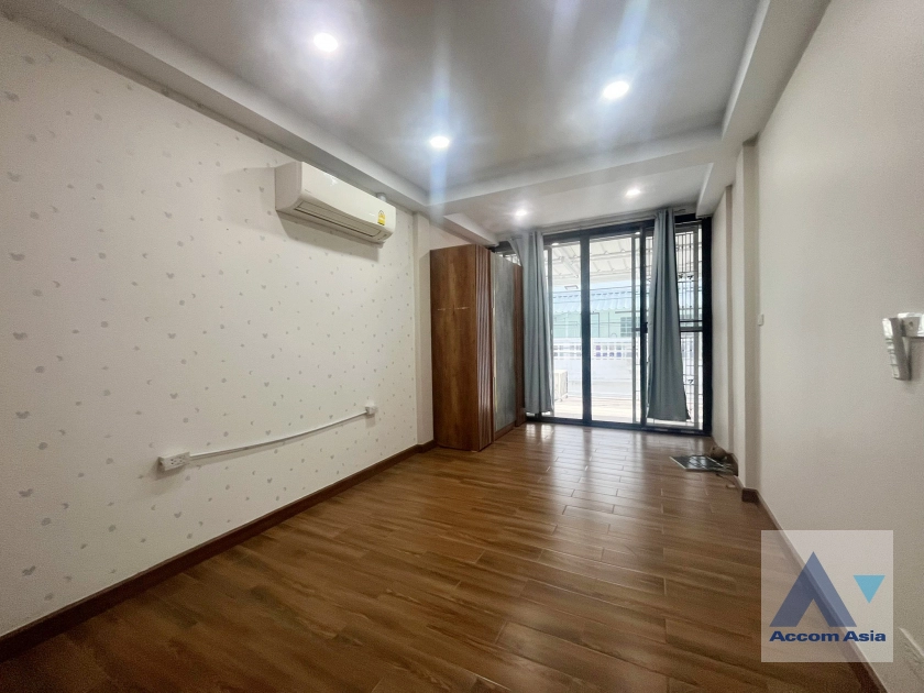  4 Bedrooms  Townhouse For Sale in Sukhumvit, Bangkok  near BTS Ekkamai (AA42408)