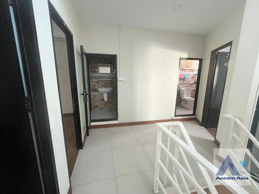 8  4 br Townhouse For Sale in Sukhumvit ,Bangkok BTS Ekkamai AA42408