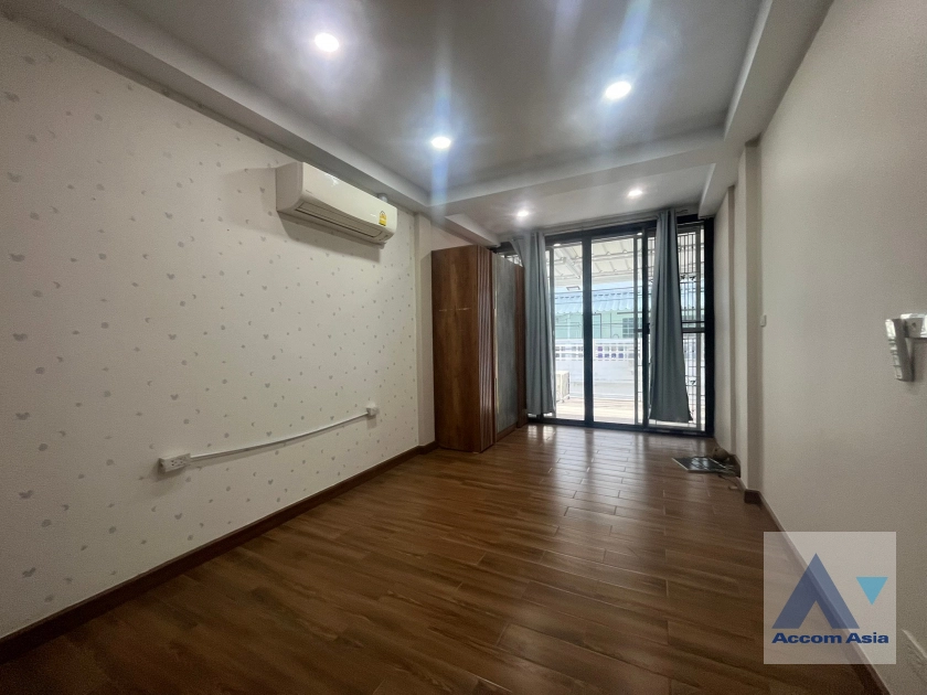  4 Bedrooms  Townhouse For Sale in Sukhumvit, Bangkok  near BTS Ekkamai (AA42408)