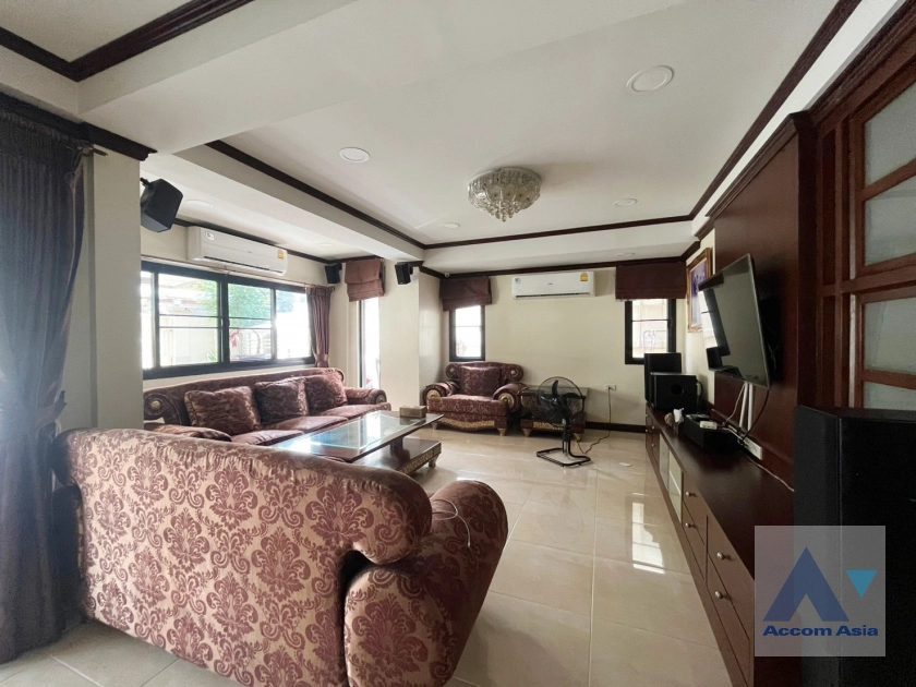  4 Bedrooms  House For Sale in Sukhumvit, Bangkok  near BTS Phra khanong (AA42411)