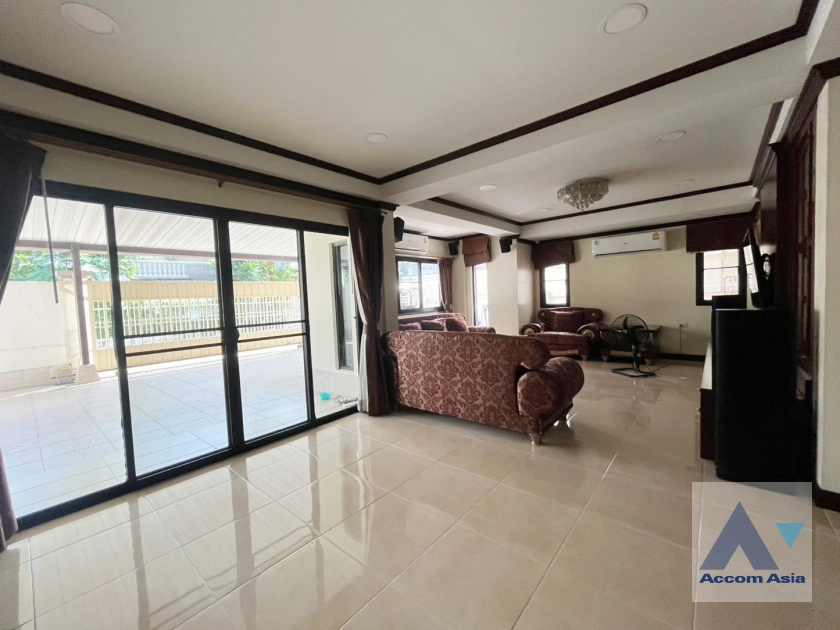  4 Bedrooms  House For Sale in Sukhumvit, Bangkok  near BTS Phra khanong (AA42411)