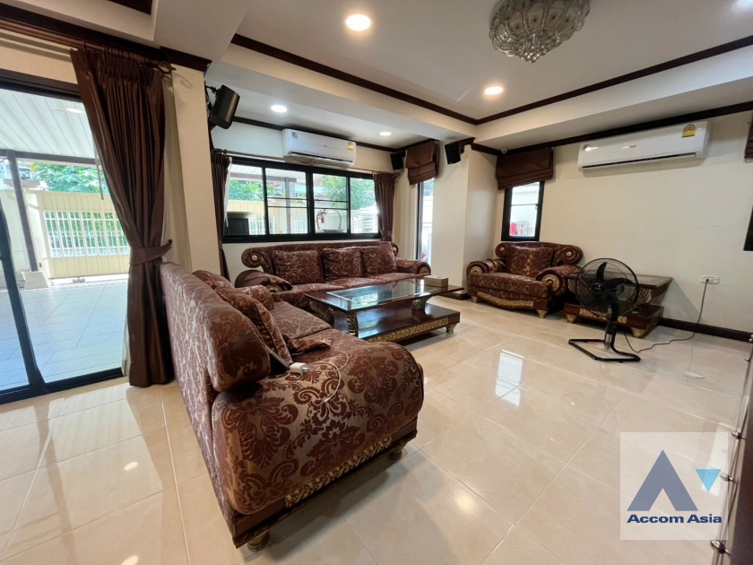  2  4 br House For Sale in Sukhumvit ,Bangkok BTS Phra khanong AA42411