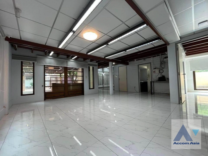  2 Bedrooms  House For Rent in Phaholyothin, Bangkok  near BTS Ari (AA42422)